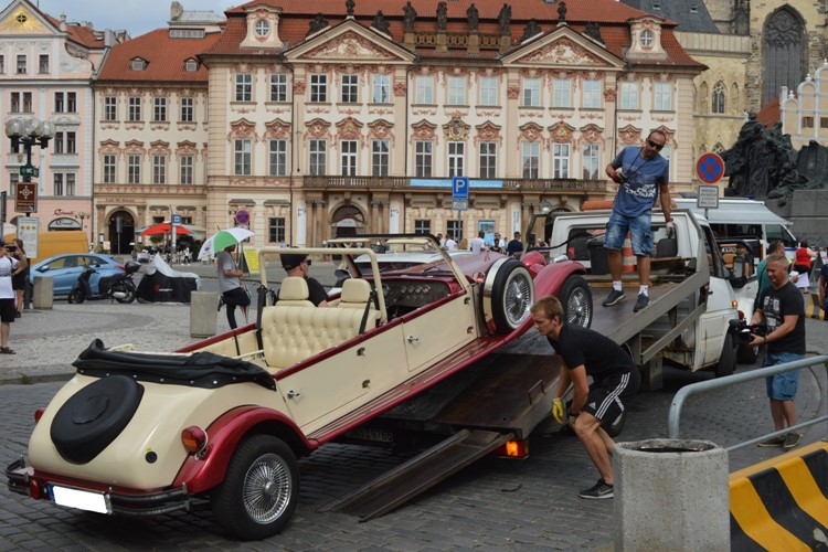 Většina pseudohistorických vozidel v Praze má závadu