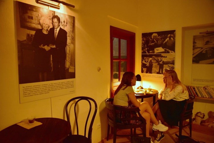Olga Havlová v kavárně s celebritami i s potřebnými