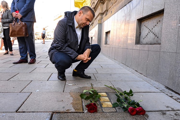 Plzeň uctila památku obětí holocaustu položením kamenů zmizelých  