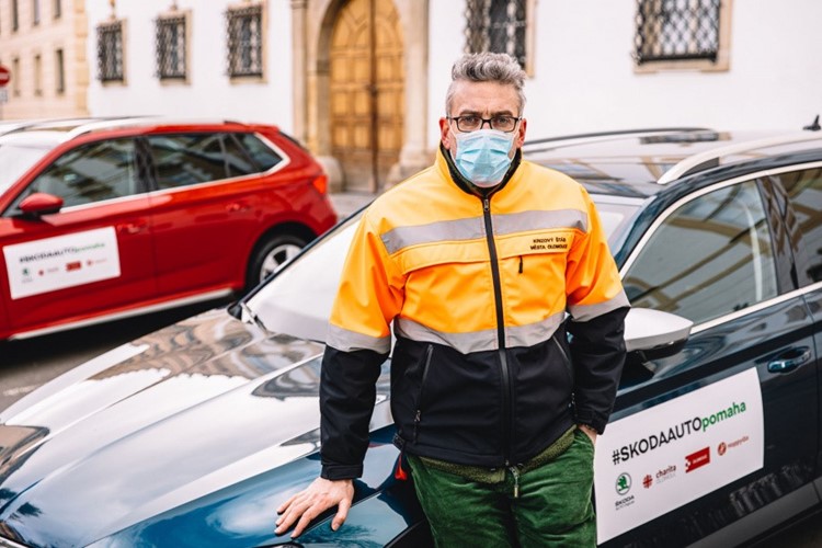 Seniorům pomohou dobrovolníci v zapůjčených vozech 