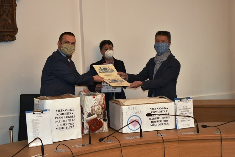 Zástupci vietnamské komunity předali Plzni 1700 roušek a 300 tisíc korun 