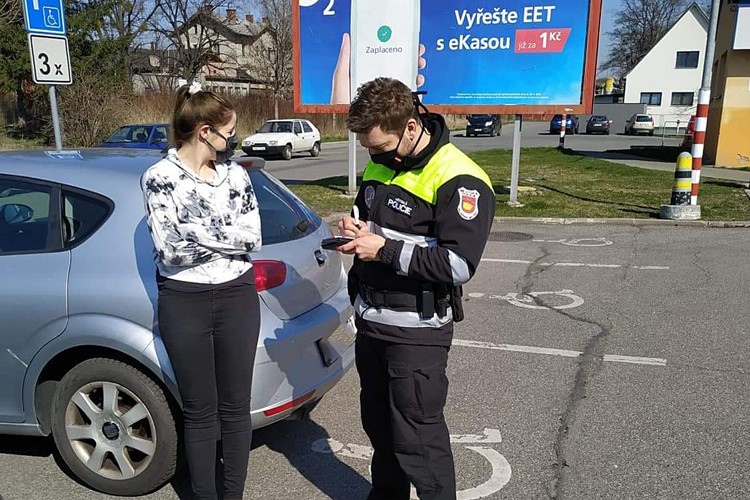 Městská policie ve Valašském Meziříčí rozdala první pokuty lidem bez roušek