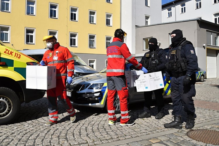 Policie ČR předala 500 respirátorů FFP3 libereckým záchranářům