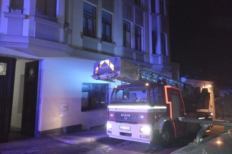 Hasiči zachránili z hořícího bytu dvě osoby