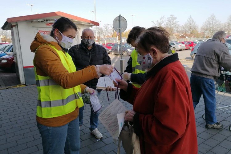 České Budějovice pokračují v distribuci roušek 