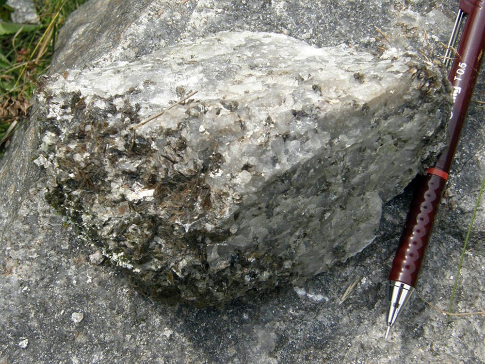 Cinvaldit je minerál ze skupiny slíd obsahující velké množství lithia. Tento minerál byl objeven na Cínovci, odkud pochází i jeho název.