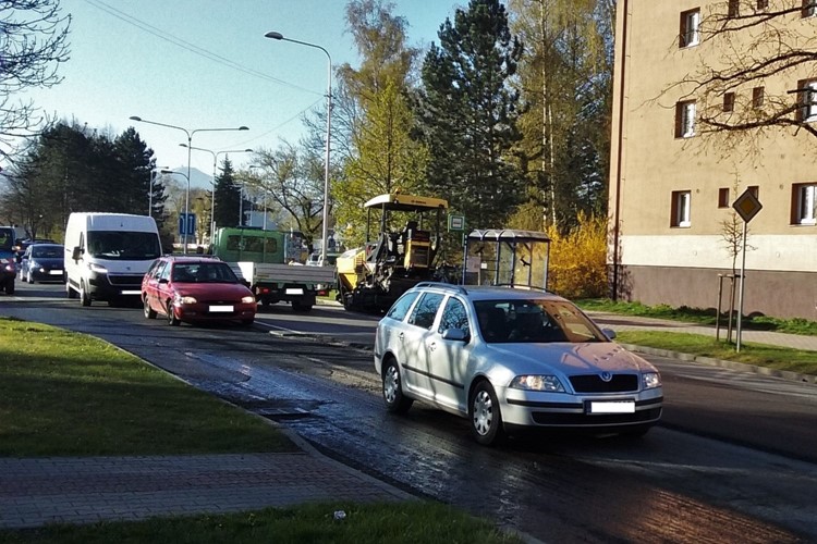 Opravy chodníků a komunikací jsou v plném proudu