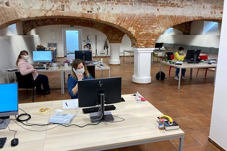 Kontaktní centrum v Plzni za měsíc přijalo přes 1800 hovorů, našlo i seniory, kteří potřebují nutnou pomoc