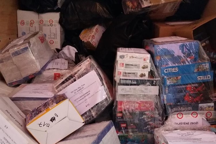Celníci likvidovali zabavené zboží