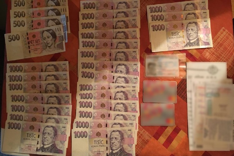 60letá žena nevrátila větší obnos peněz, které nalezla na topení poštovního ústavu