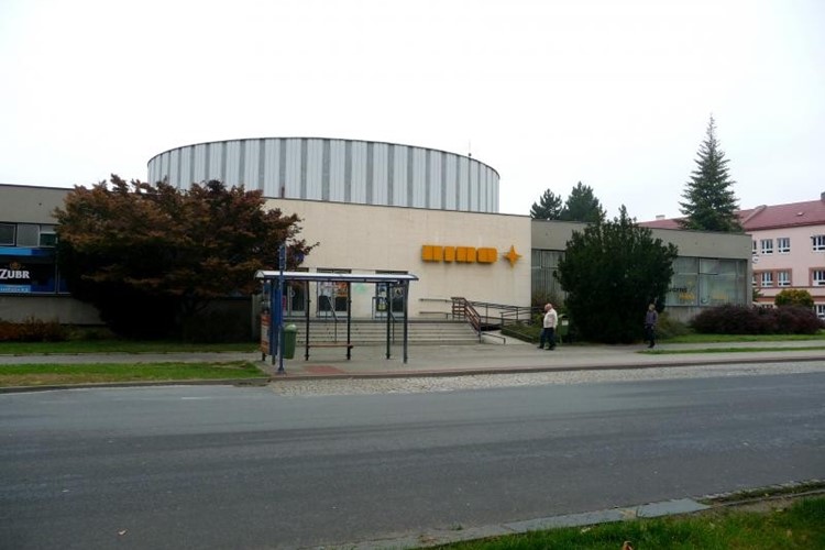 Promítání, červený koberec i fototapeta. Do Hvězdy se přemístí Karlovarský filmový festival