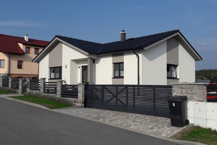 Bungalovy, jejich střechy prošpikované trámy, a jejich tajemství