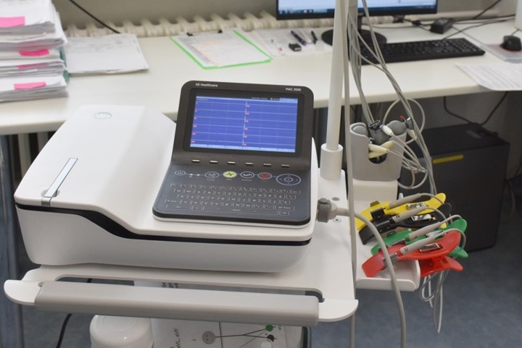 Oddělení následné péče Vsetínské nemocnice má nové moderní EKG, defibrilátor i odsávačky