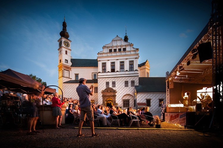 Divadelnímu open air festivalu Pernštejnlove přálo počasí i diváci
