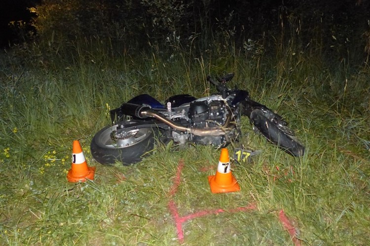 Cestou na Červenohorské sedlo havaroval v pátek večer motorkář