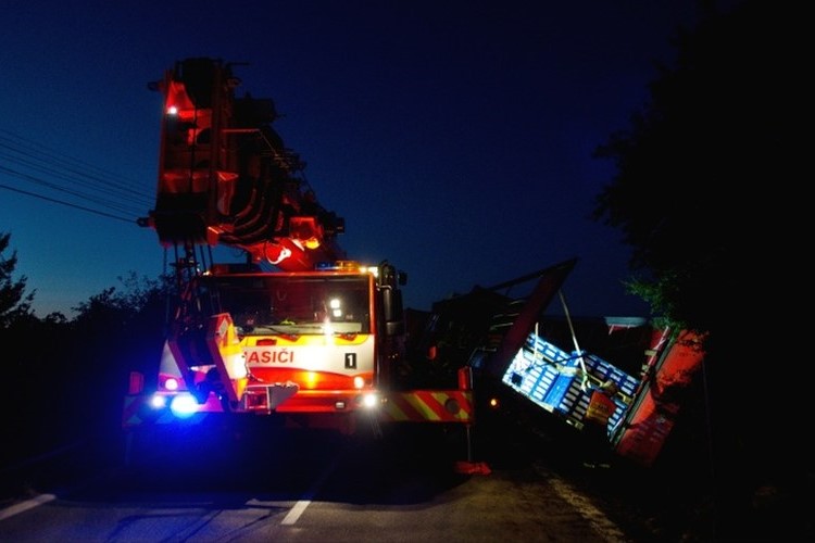 Hasiči vyprošťovali v pondělí večer až do noci Scanii s těžkým nákladem
